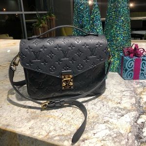 LOUIS VUITTON Pochette Metis